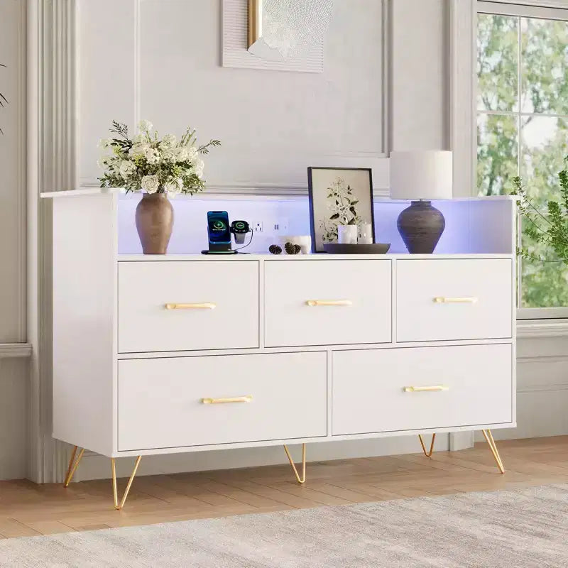 Commode de chambre, commode de 120 cm de large avec lumières LED, station de charge et 5 tiroirs coulissants, armoire de rangement moderne en bois