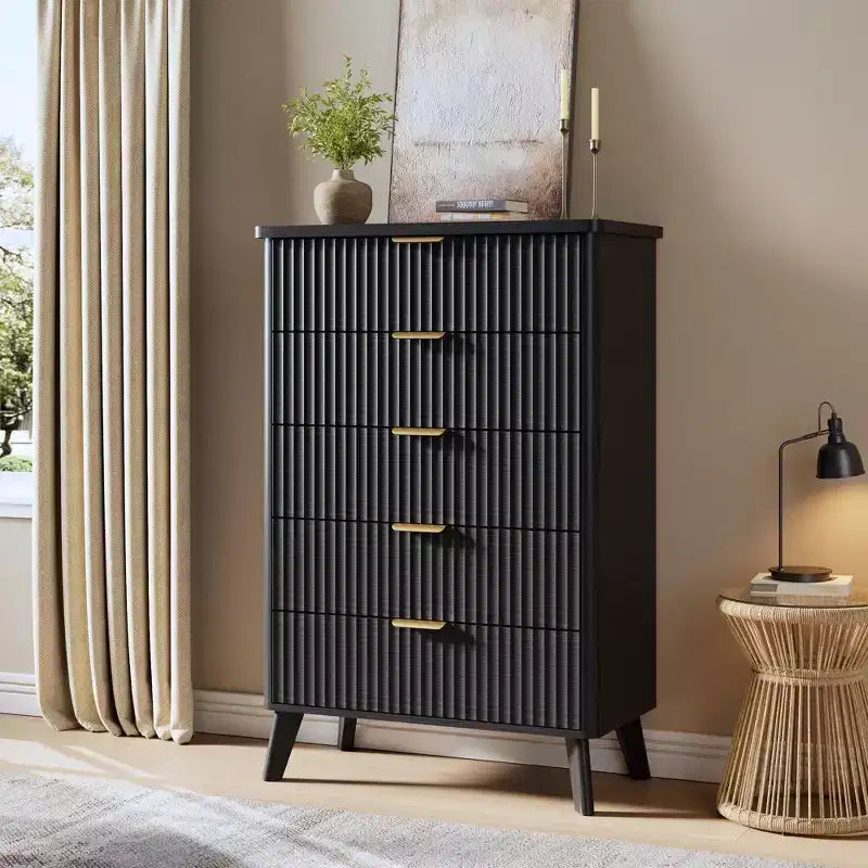 Commode cannelée pour chambre à coucher avec 5 tiroirs profonds, chiffonnier de 120 cm de haut avec plateau en faux marbre, design à profil incurvé, commode moderne en bois