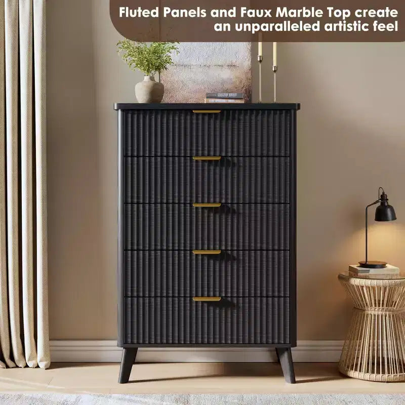 Commode cannelée pour chambre à coucher avec 5 tiroirs profonds, chiffonnier de 120 cm de haut avec plateau en faux marbre, design à profil incurvé, commode moderne en bois
