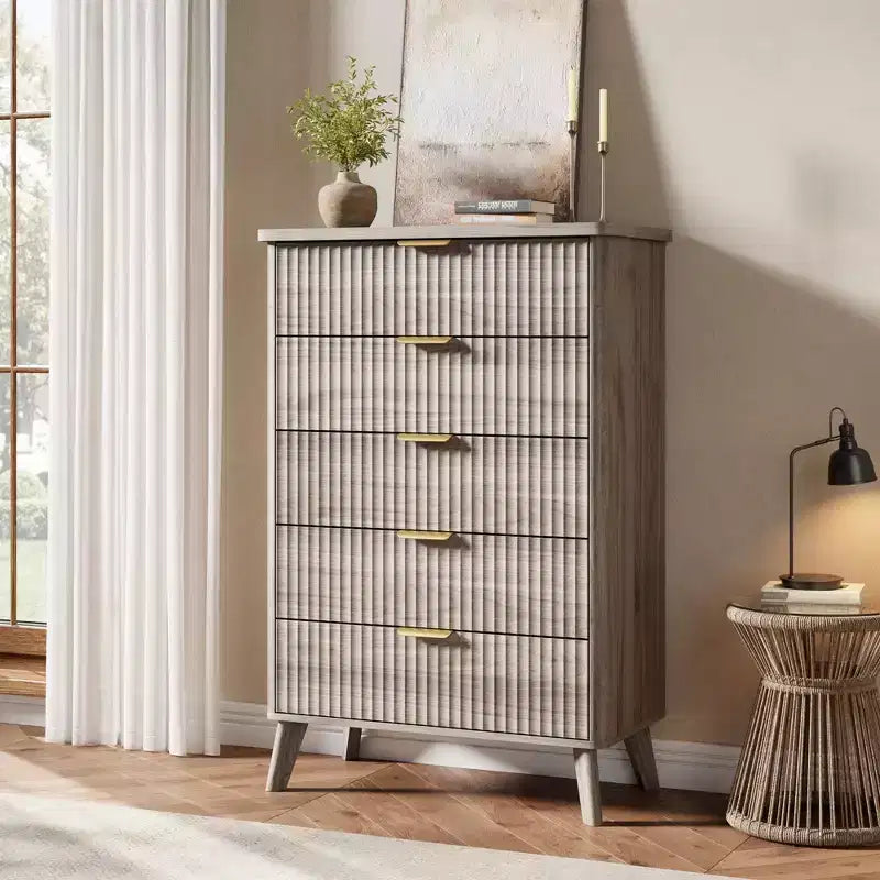 Commode cannelée pour chambre à coucher avec 5 tiroirs profonds, chiffonnier de 120 cm de haut avec plateau en faux marbre, design à profil incurvé, commode moderne en bois