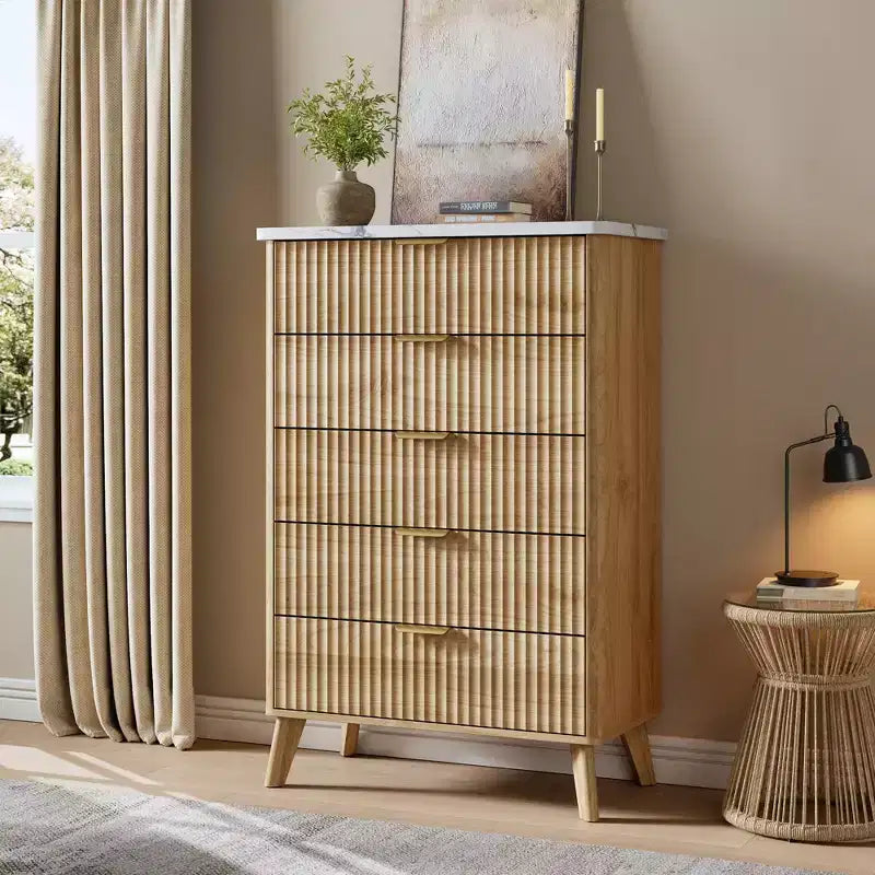 Commode cannelée pour chambre à coucher avec 5 tiroirs profonds, chiffonnier de 120 cm de haut avec plateau en faux marbre, design à profil incurvé, commode moderne en bois