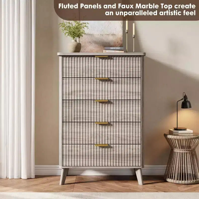 Commode cannelée pour chambre à coucher avec 5 tiroirs profonds, chiffonnier de 120 cm de haut avec plateau en faux marbre, design à profil incurvé, commode moderne en bois