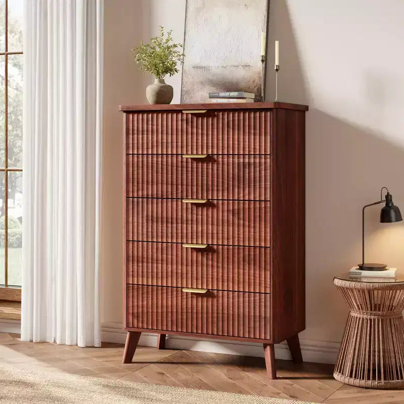 Commode cannelée pour chambre à coucher avec 5 tiroirs profonds, chiffonnier de 120 cm de haut avec plateau en faux marbre, design à profil incurvé, commode moderne en bois