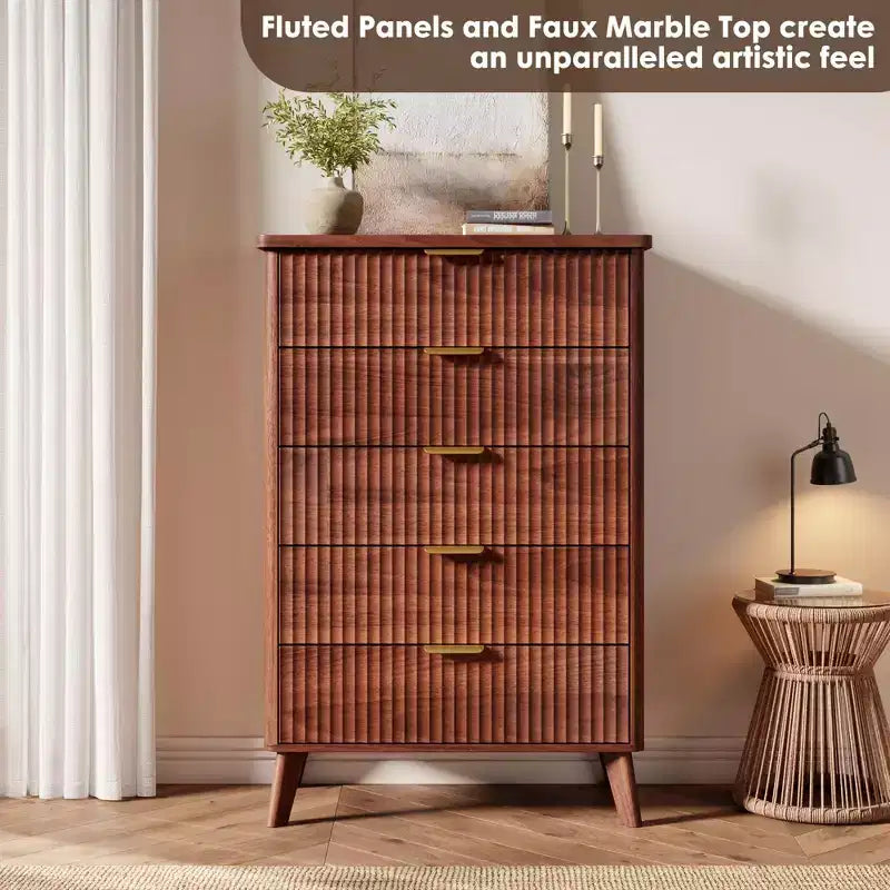 Commode cannelée pour chambre à coucher avec 5 tiroirs profonds, chiffonnier de 120 cm de haut avec plateau en faux marbre, design à profil incurvé, commode moderne en bois