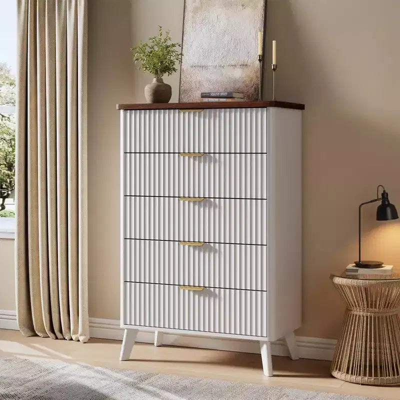 Commode cannelée pour chambre à coucher avec 5 tiroirs profonds, chiffonnier de 120 cm de haut avec plateau en faux marbre, design à profil incurvé, commode moderne en bois