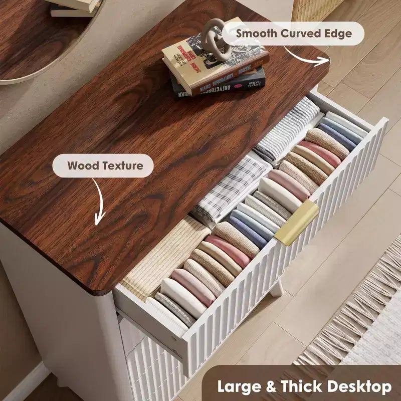 Commode cannelée pour chambre à coucher avec 5 tiroirs profonds, chiffonnier de 120 cm de haut avec plateau en faux marbre, design à profil incurvé, commode moderne en bois