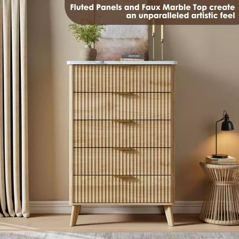 Commode cannelée pour chambre à coucher avec 5 tiroirs profonds, chiffonnier de 120 cm de haut avec plateau en faux marbre, design à profil incurvé, commode moderne en bois