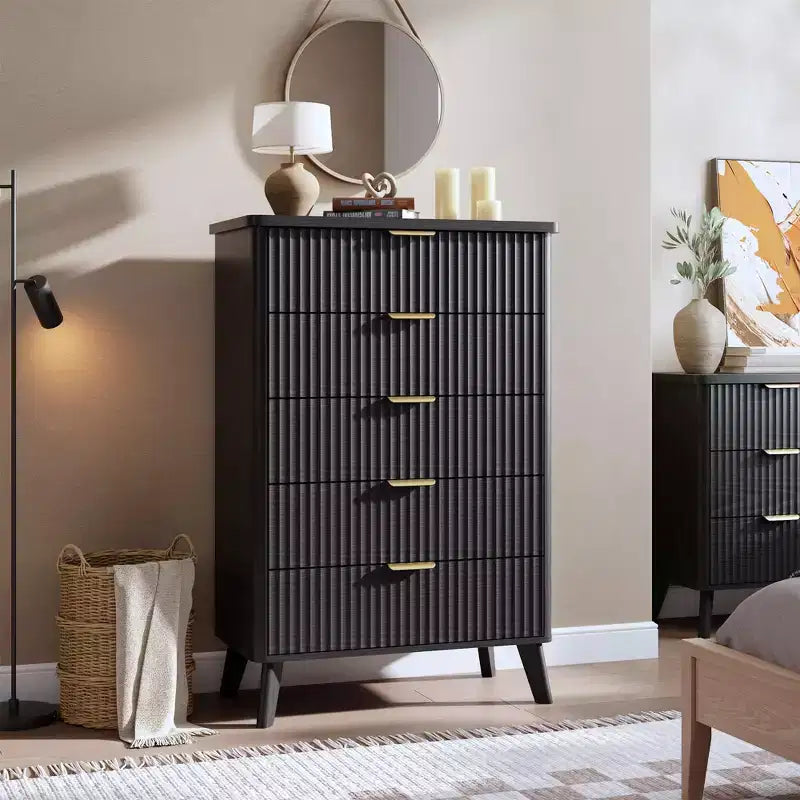 Commode cannelée pour chambre à coucher avec 5 tiroirs profonds, chiffonnier de 120 cm de haut avec plateau en faux marbre, design à profil incurvé, commode moderne en bois