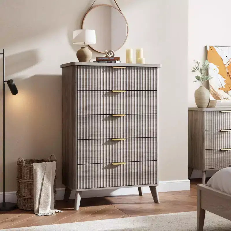 Commode cannelée pour chambre à coucher avec 5 tiroirs profonds, chiffonnier de 120 cm de haut avec plateau en faux marbre, design à profil incurvé, commode moderne en bois