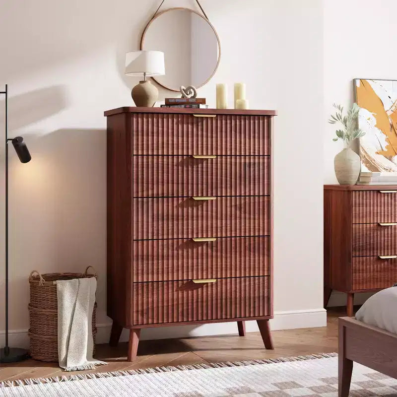 Commode cannelée pour chambre à coucher avec 5 tiroirs profonds, chiffonnier de 120 cm de haut avec plateau en faux marbre, design à profil incurvé, commode moderne en bois
