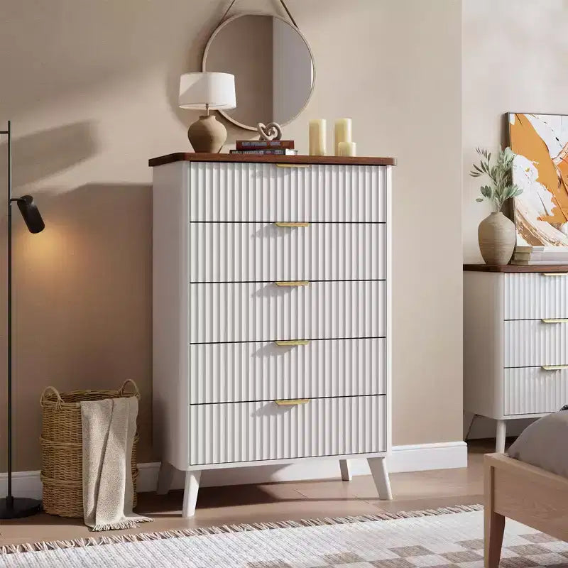 Commode cannelée pour chambre à coucher avec 5 tiroirs profonds, chiffonnier de 120 cm de haut avec plateau en faux marbre, design à profil incurvé, commode moderne en bois