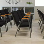Chaise d'église empilable avec accoudoirs en bois, modèle 21W